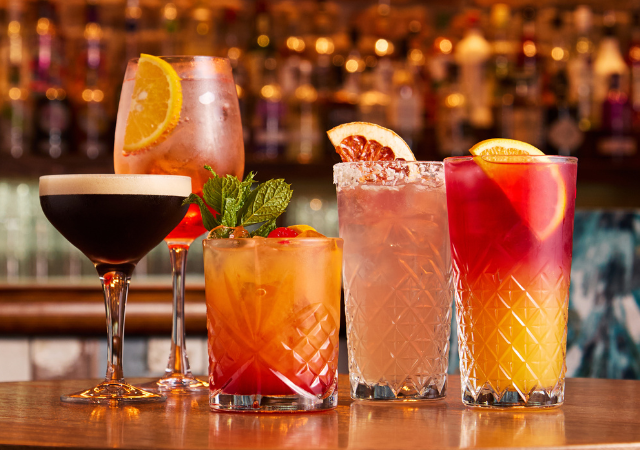 5 COCKTAILS ON TABLE