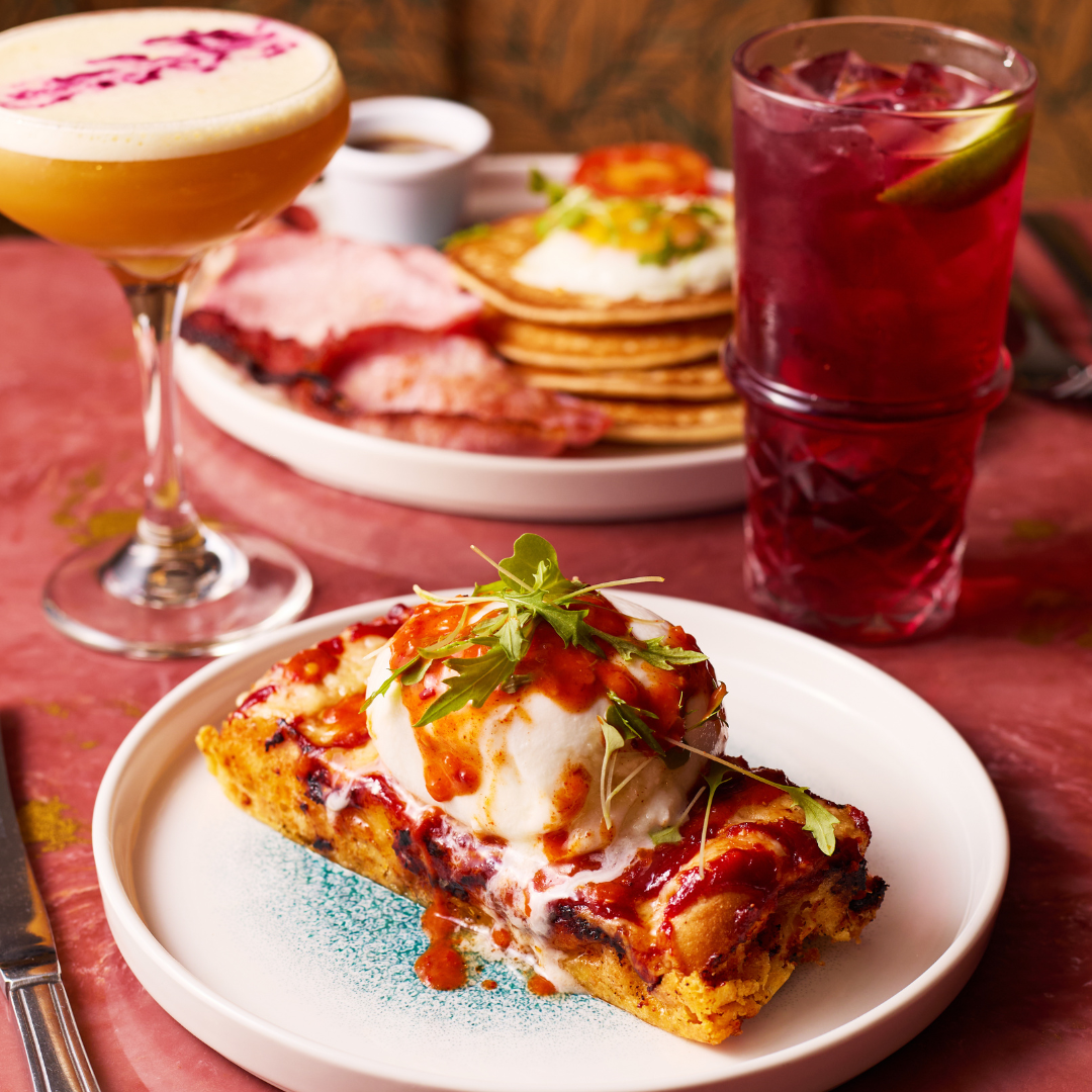 Bottomless brunch dishes with cocktails
