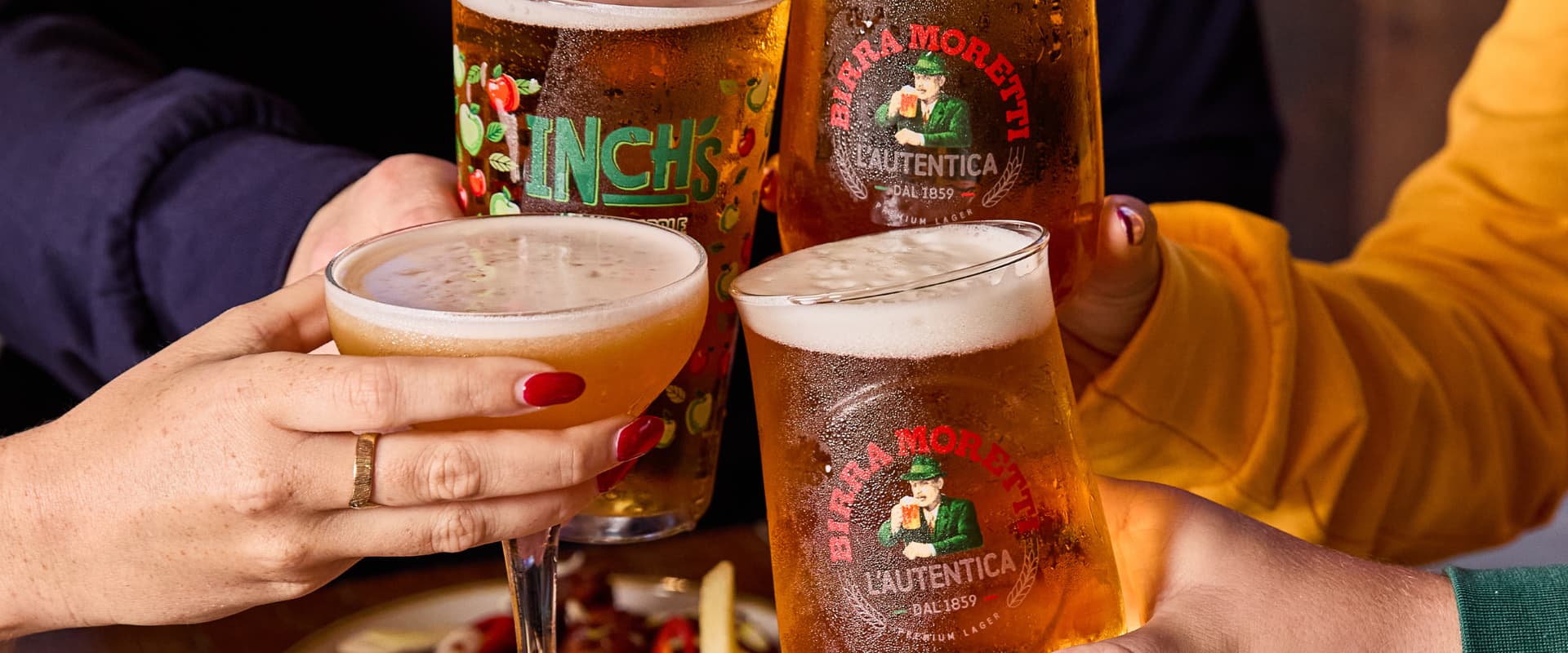 4 people cheersing drinks at Walkabout(p)