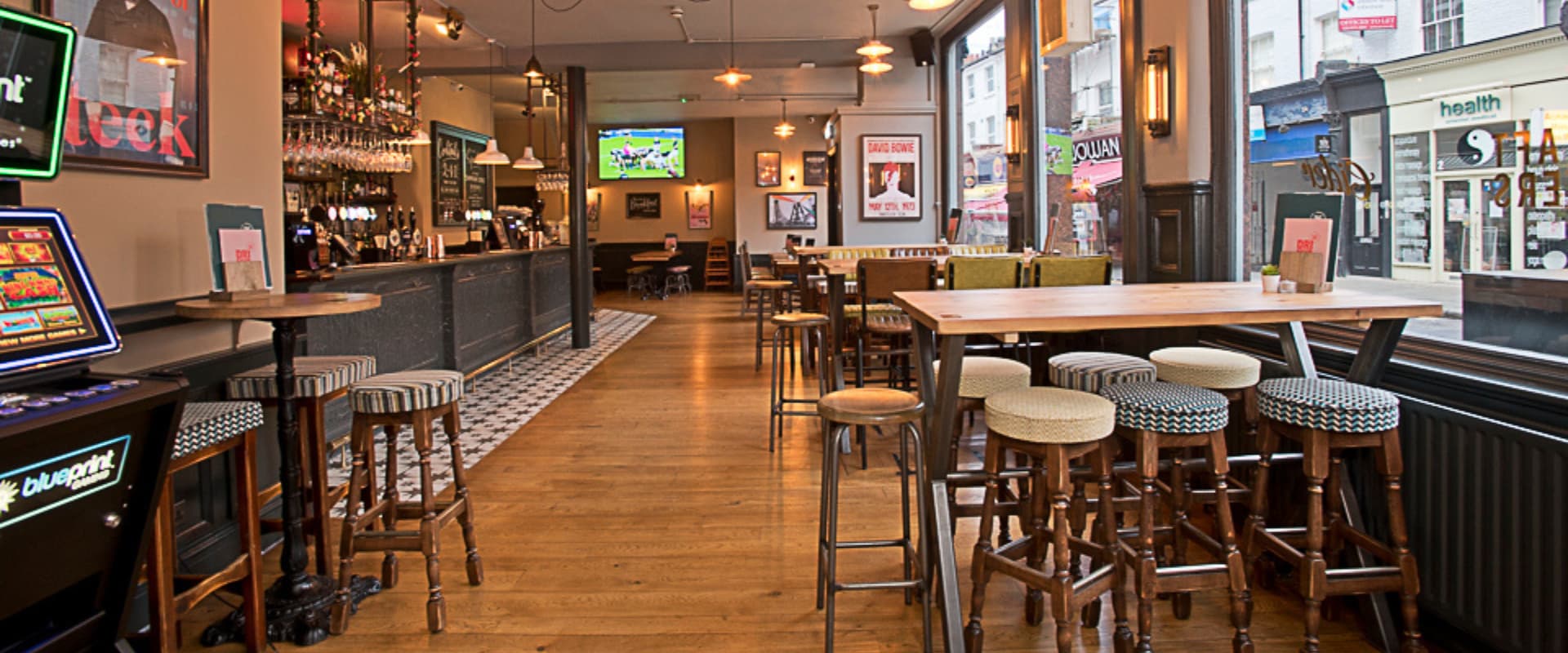 Interior of Prince Of Teck Earls Court (p)