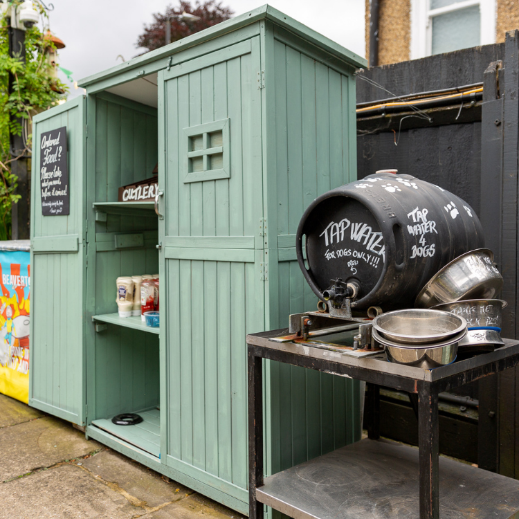 Outdoor Beer Garden in Blacksmith Arms St Albans (p) Outdoor Beer Garden in Blacksmith Arms St Albans (p)